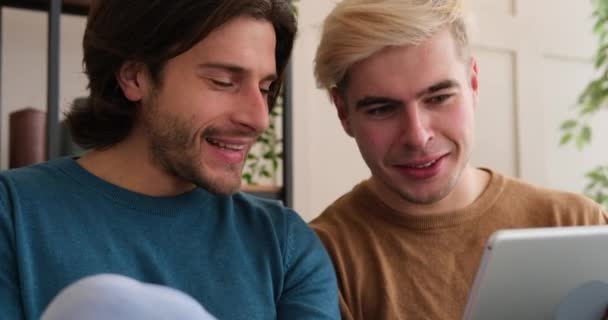 Coppia gay utilizzando tablet digitale a casa — Video Stock