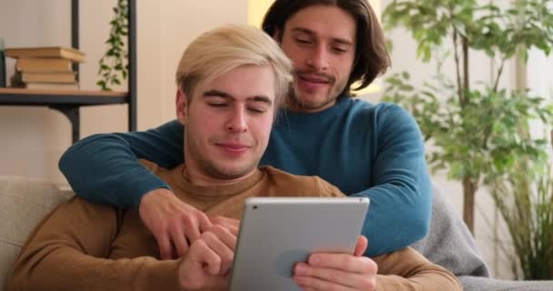 Gay casal usando digital tablet no casa — Vídeo de Stock