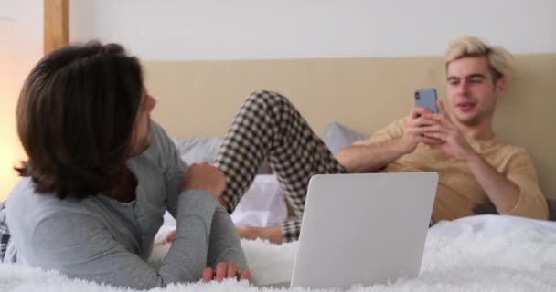 Bög man fotografera pojkvän med hjälp av mobilkamera i sängen — Stockvideo