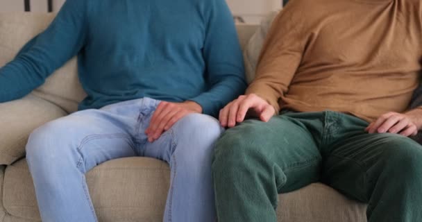 Gay muž se bojí dotknout přítele — Stock video