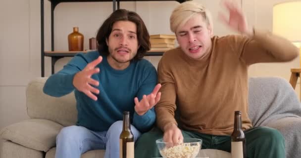 Gay casal desapontado assistindo um futebol jogo no tv — Vídeo de Stock