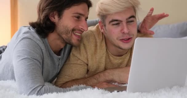 Homosexuella par videochattar med laptop i sängen — Stockvideo