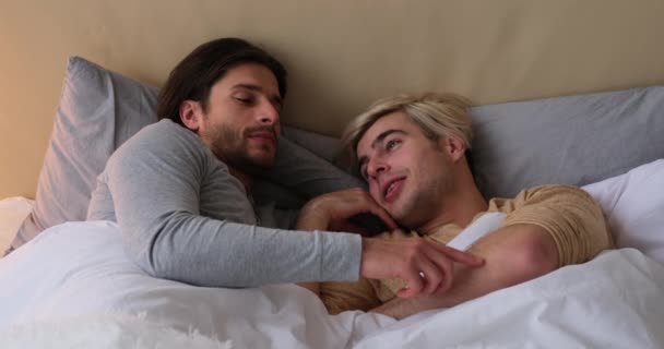 Bøsse par tilbringe tid sammen i sengen – Stock-video