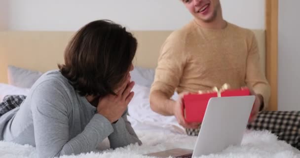 Bög man ger överraskningspresent till sin pojkvän i sängen — Stockvideo