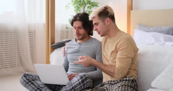 Homosexuella par använder laptop i sovrummet — Stockvideo