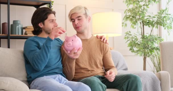 Гей-пара откладывает деньги на будущее — стоковое видео