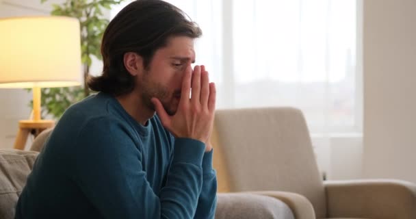 Gay muž uklidňující depresivní přítel doma — Stock video