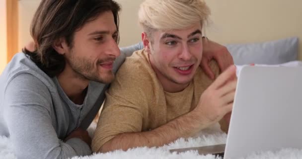 Homosexuella par som sover efter videochattar med laptop i sängen — Stockvideo