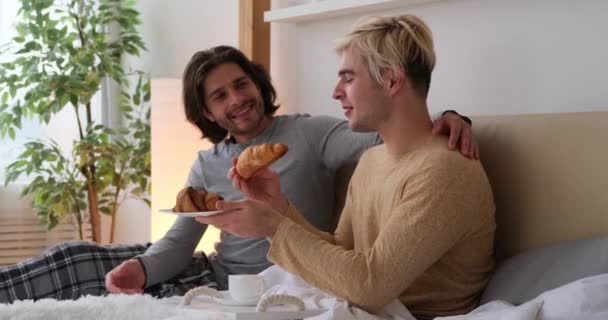 Homosexuella par äter frukost på sängen — Stockvideo