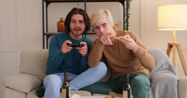 Gay homem consolando namorado no perder um jogo de vídeo jogo — Vídeo de Stock