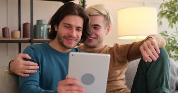 Гей-пару відео балачок за допомогою цифрового планшета вдома — стокове відео