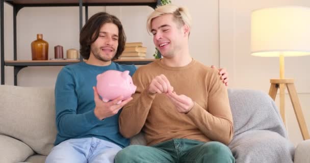 Γκέι ζευγάρι εξοικονομεί χρήματα για το μέλλον — Αρχείο Βίντεο