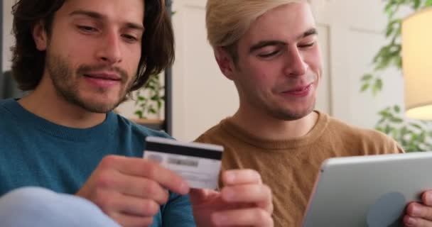 同性恋夫妇使用数码平板电脑和信用卡在网上购物 — 图库视频影像