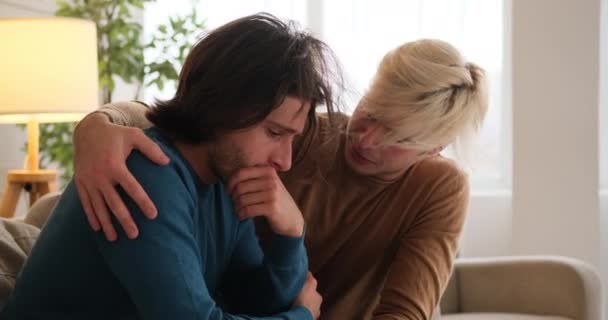 Gay muž uklidňující smutný přítel doma — Stock video
