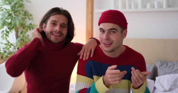 Gay casal fazendo vlog vídeo no casa — Vídeo de Stock
