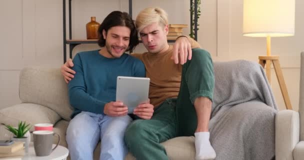 Gay casal usando digital tablet no casa — Vídeo de Stock