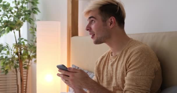 Gay hombre sirviendo desayuno a novio en cama — Vídeos de Stock