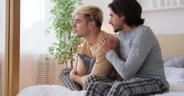 Gay muž uklidňující smutný přítel doma — Stock video