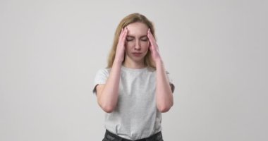 Baş ağrısı çeken genç bir kadın.