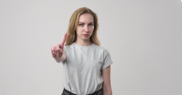 Женщина говорит нет, размахивая пальцем — стоковое видео