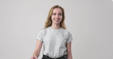 Beyaz arkaplan üzerinde el işareti yapan kadın