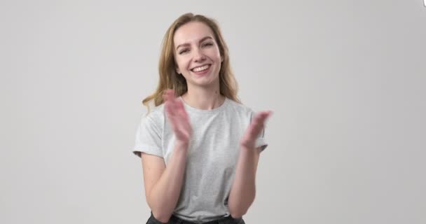 Восхитительная женщина хлопает в ладоши и аплодирует — стоковое видео