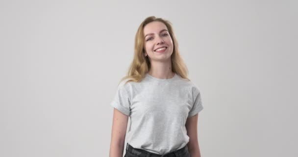 Szczęśliwa kobieta pozowanie na białym tle — Wideo stockowe