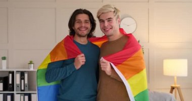 lgbt bayrağına sarılmış iki eşcinsel adam.