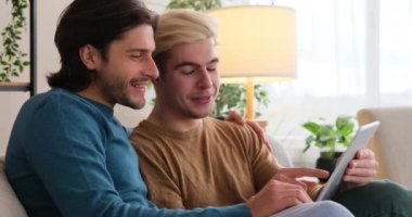 Evde dijital tablet kullanan eşcinsel çift