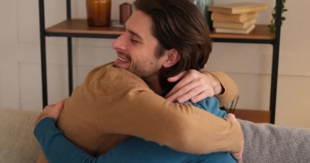Couple gay embrassant à la maison — Video