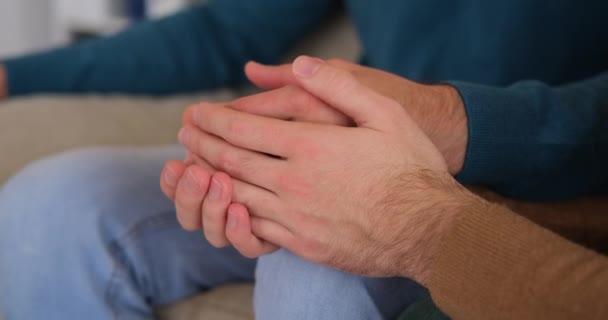 Erkek arkadaşının elini tutan eşcinsel adam. — Stok video