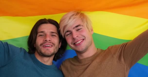 Dwa gej mężczyźni gospodarstwa w a lgbt flaga — Wideo stockowe