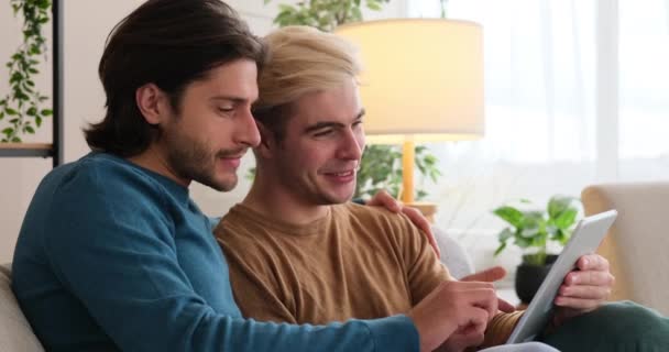 Гей пара використовує цифровий планшет вдома — стокове відео