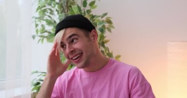 Evde gülümseyen yakışıklı adam.