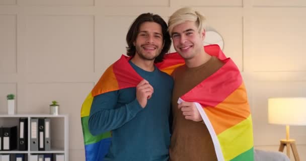 2人のゲイの男性がLGBTの旗に包まれて — ストック動画