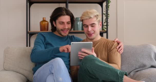 Gay casal usando digital tablet no casa — Vídeo de Stock