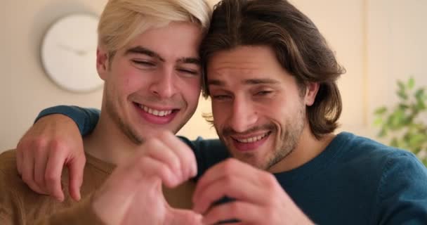 Gay casal abraçando e gestos amor sinal com mãos — Vídeo de Stock