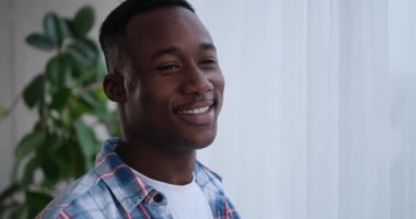 Pencereden bakan mutlu adam