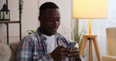 Evdeki cep telefonunda mesaj bırakan adam