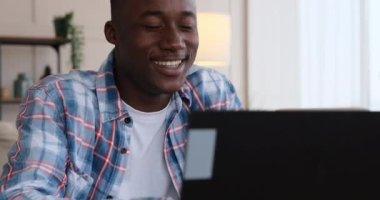 Ofiste dizüstü bilgisayarda çalışan adam.