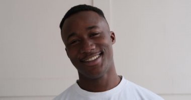 Gülümseyen kendine güvenen Afrikalı Amerikalı.