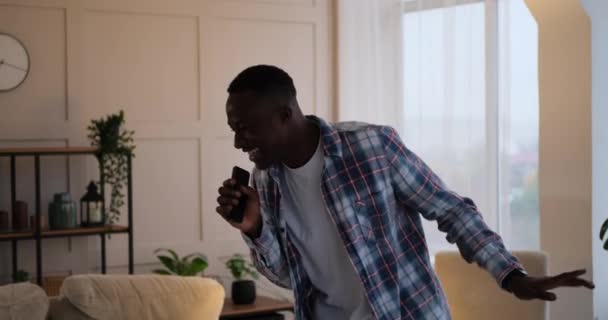 Hombre cantando usando el teléfono móvil como micrófono — Vídeo de stock