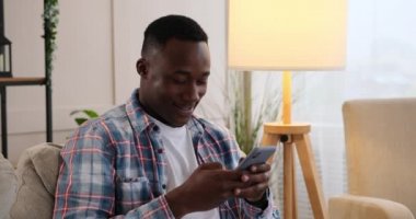 Cep telefonu kullanarak komik mesajlar atan ya da okuyan adam