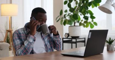 İş adamı ofiste cep telefonuyla konuşuyor.