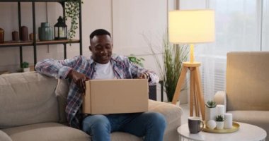 Adam yanlış online alışveriş paketi aldığı için üzgün.