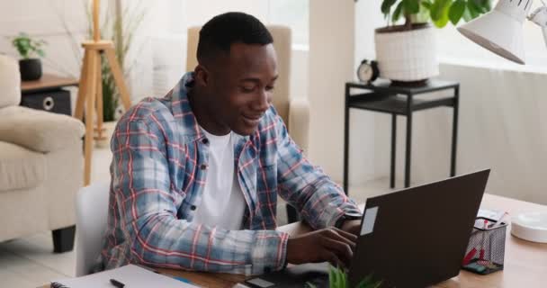 Uomo d'affari afroamericano che lavora su laptop — Video Stock