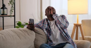 Evde cep telefonu kullanan bir adam görüntüsü sohbet ediyor.