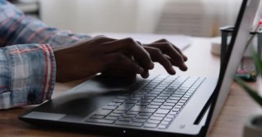 Ofiste dizüstü bilgisayarda yazan adam.