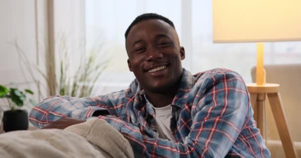행복 한 아프리카계 미국인 남자 집에 앉아 — 비디오