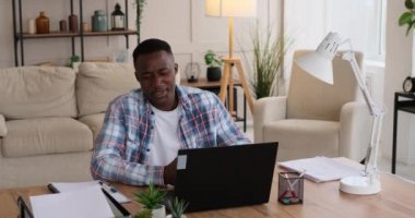 Merkez ofisteki video konferansı için dizüstü bilgisayar kullanan adam.